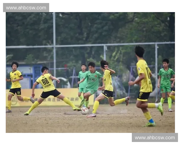 海口足球联赛精彩纷呈 多支球队争夺冠军荣耀推动本地足球发展